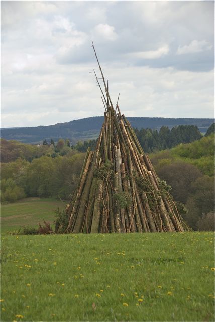 Das Tipi aber steht, fertig zum Osterfeuer.